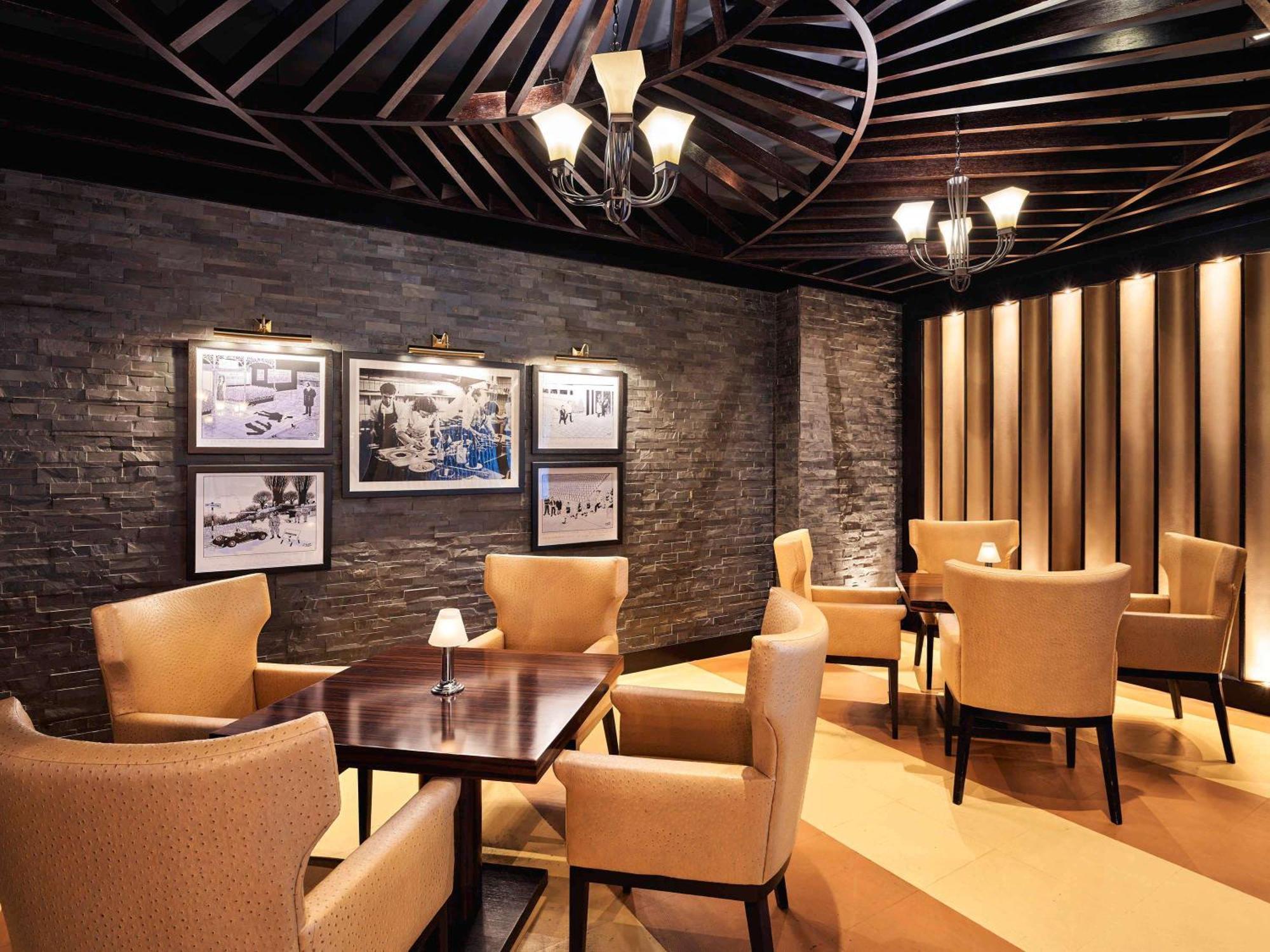 Fairmont Bab Al Bahr Hotel Abu Dhabi Exterior foto The Club lounge at Hong Kong International Airport