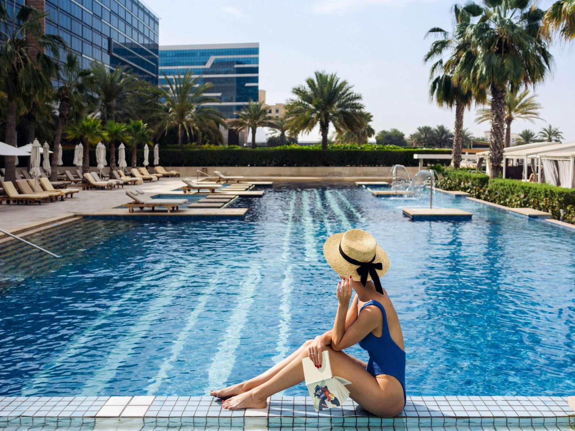 Fairmont Bab Al Bahr Hotel Abu Dhabi Exterior foto A woman sunbathing at a pool