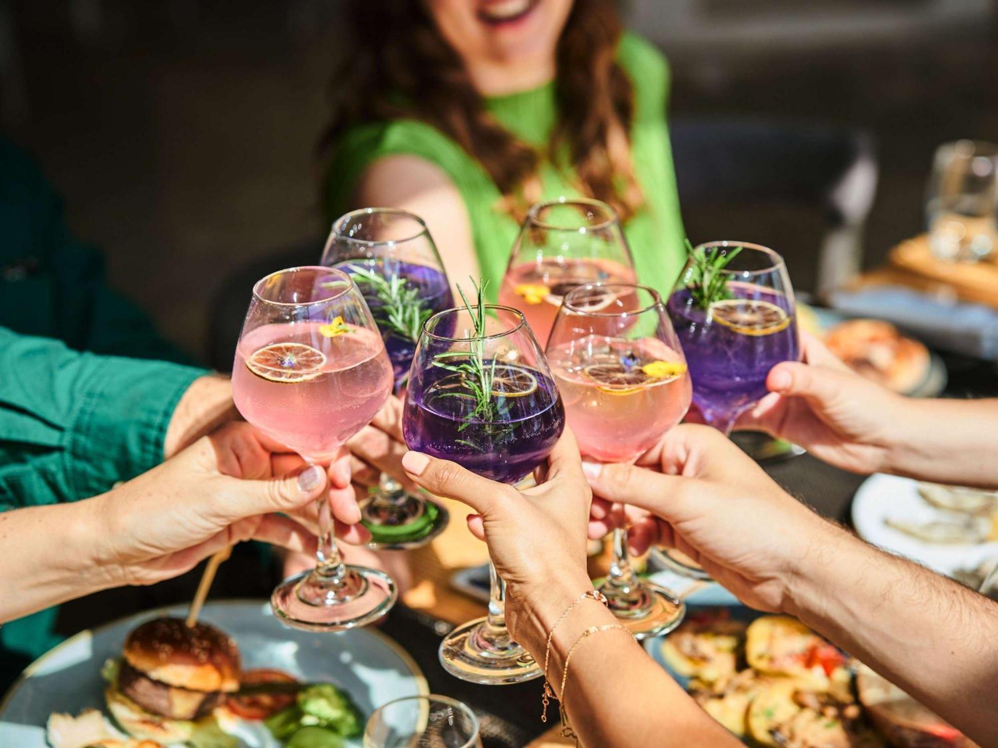 Fairmont Bab Al Bahr Hotel Abu Dhabi Exterior foto A group of people toasting with wine