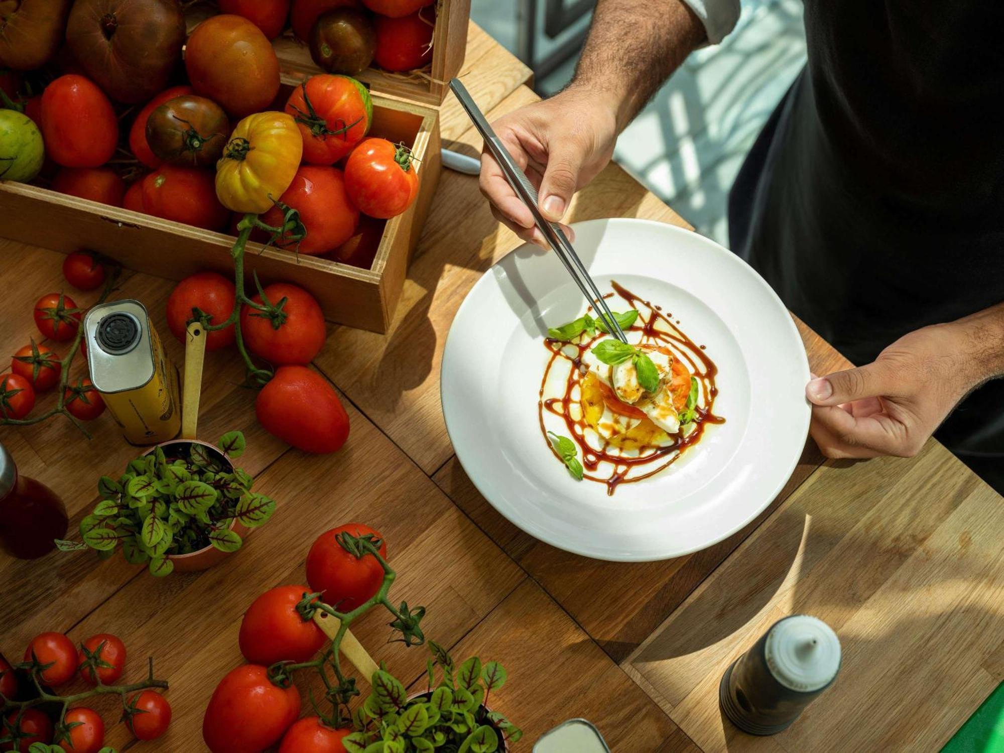 Fairmont Bab Al Bahr Hotel Abu Dhabi Exterior foto A chef finishing a plate of food